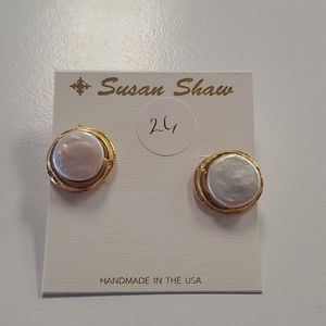Mother of pearl and gold earrings